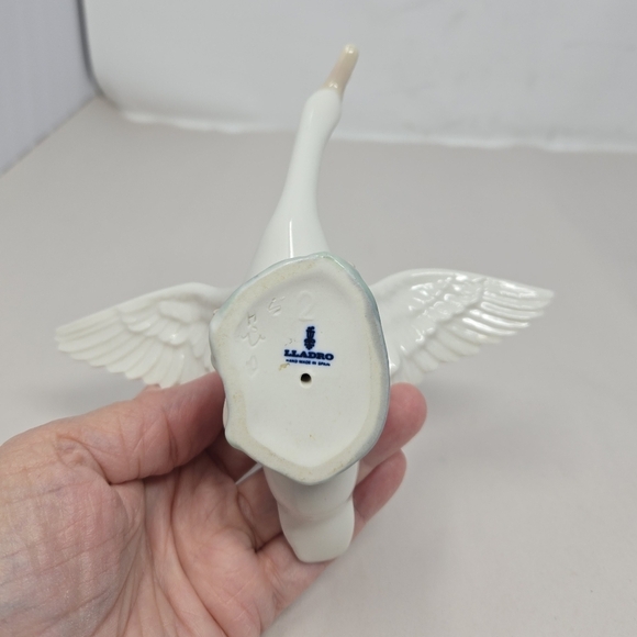 Llardo Porcelain Goose-Duck Taking Flight Glazed White Open Beek Decorative - Picture 6 of 11